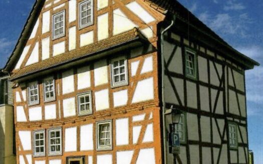 Exklusiv saniertes Stadthaus mit zwei Balkonen, Stellplatz & traumhafter Aussicht in Homberg (Ohm)