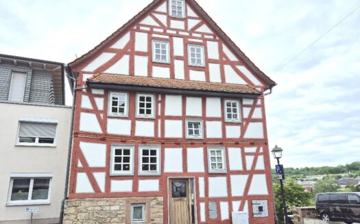 Exklusiv saniertes Stadthaus mit zwei Balkonen, Stellplatz & traumhafter Aussicht in Homberg (Ohm)