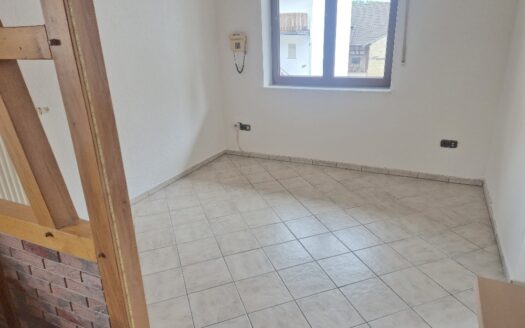 Helle Eigentums-Wohnung m.EBK, Balkon u Garage