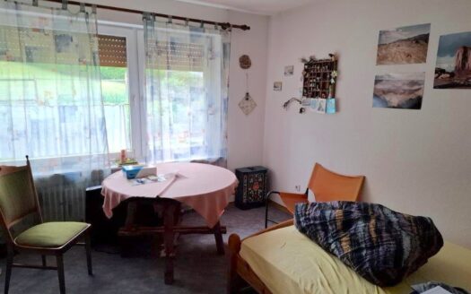 Einfamilienhaus in Kirtorf mit Balkon und Garten