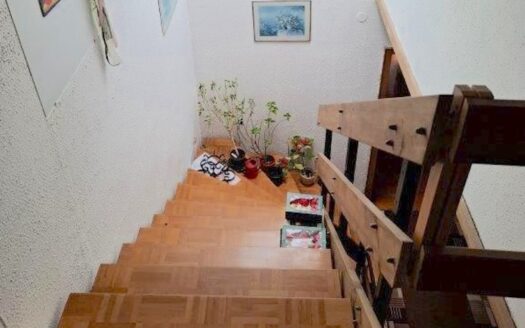 Einfamilienhaus in Kirtorf mit Balkon und Garten