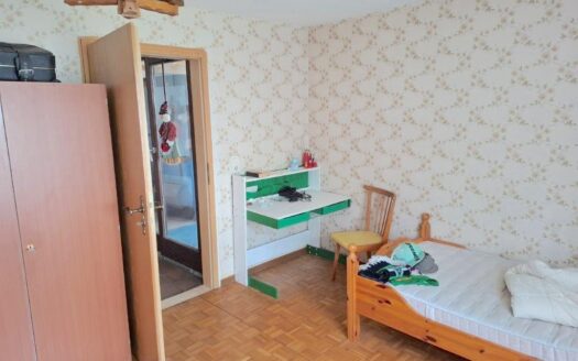 Einfamilienhaus in Kirtorf mit Balkon und Garten