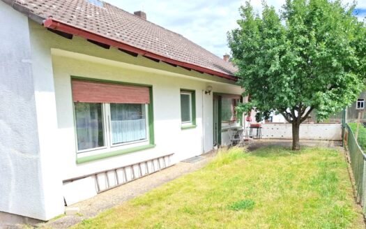 Einfamilienhaus in Kirtorf mit Balkon und Garten
