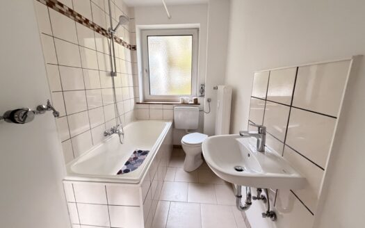 Helle, renovierte 3-Zimmer-Wohnung (73 m²) mit Balkon & neuer Küche in stadtnaher Lage