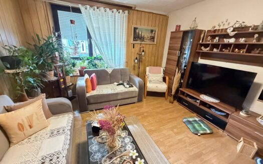 Sanierungsobjekt mit Potenzial – Reihenmittelhaus mit zusätzlichem Grundstück und Garage