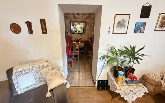 Sanierungsobjekt mit Potenzial – Reihenmittelhaus mit zusätzlichem Grundstück und Garage