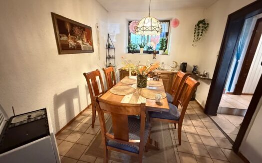 Sanierungsobjekt mit Potenzial – Reihenmittelhaus mit zusätzlichem Grundstück und Garage