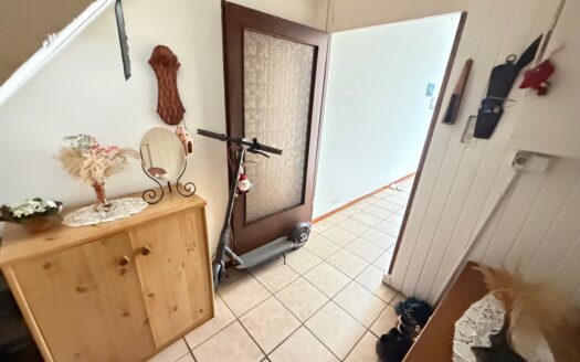 Sanierungsobjekt mit Potenzial – Reihenmittelhaus mit zusätzlichem Grundstück und Garage