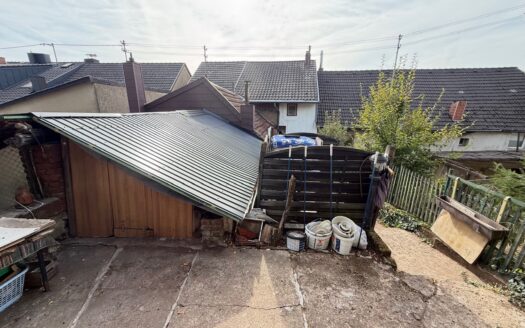 Sanierungsobjekt mit Potenzial – Reihenmittelhaus mit zusätzlichem Grundstück und Garage