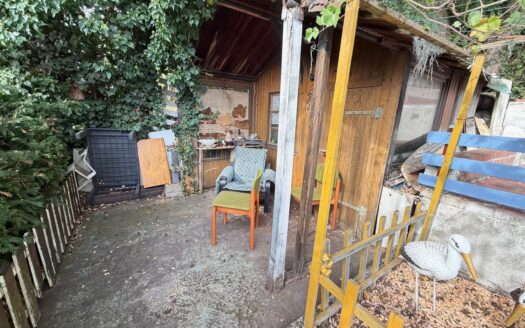 Sanierungsobjekt mit Potenzial – Reihenmittelhaus mit zusätzlichem Grundstück und Garage