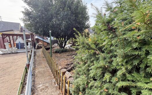 Sanierungsobjekt mit Potenzial – Reihenmittelhaus mit zusätzlichem Grundstück und Garage