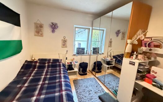 Sanierungsobjekt mit Potenzial – Reihenmittelhaus mit zusätzlichem Grundstück und Garage