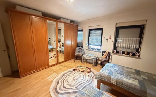 Sanierungsobjekt mit Potenzial – Reihenmittelhaus mit zusätzlichem Grundstück und Garage