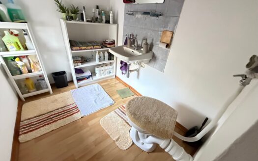 Sanierungsobjekt mit Potenzial – Reihenmittelhaus mit zusätzlichem Grundstück und Garage