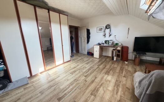 Sanierungsobjekt mit Potenzial – Reihenmittelhaus mit zusätzlichem Grundstück und Garage