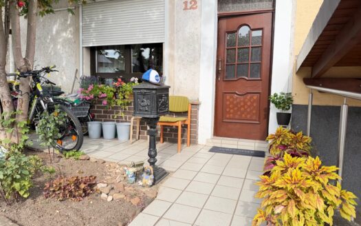 Sanierungsobjekt mit Potenzial – Reihenmittelhaus mit zusätzlichem Grundstück und Garage