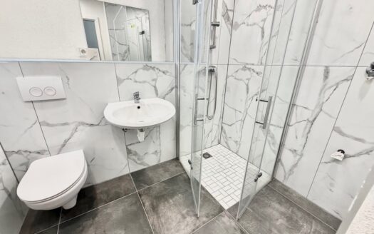 Barrierefreies, modernisiertes 1-Zi. Apartment mit Terrasse u Stellplatz in Saarbrücken