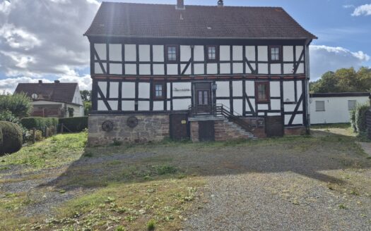 Großzügiger Bungalow und ein historisches Fachwerkhaus mit ca. 1.880 m² Grundstück