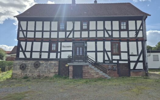 Großzügiger Bungalow und ein historisches Fachwerkhaus mit ca. 1.880 m² Grundstück