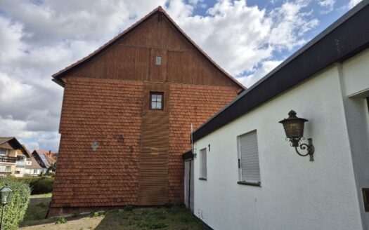 Großzügiger Bungalow und ein historisches Fachwerkhaus mit ca. 1.880 m² Grundstück