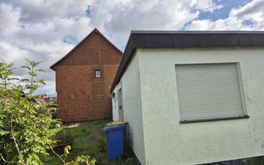 Großzügiger Bungalow und ein historisches Fachwerkhaus mit ca. 1.880 m² Grundstück