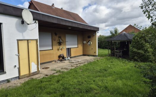 Großzügiger Bungalow und ein historisches Fachwerkhaus mit ca. 1.880 m² Grundstück
