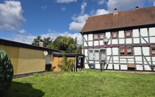 Großzügiger Bungalow und ein historisches Fachwerkhaus mit ca. 1.880 m² Grundstück