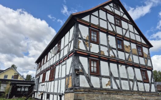 Großzügiger Bungalow und ein historisches Fachwerkhaus mit ca. 1.880 m² Grundstück