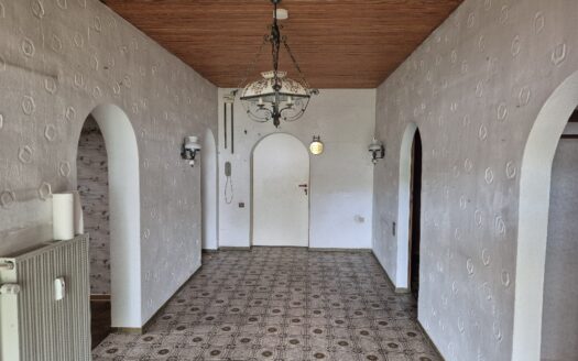 Großzügiger Bungalow und ein historisches Fachwerkhaus mit ca. 1.880 m² Grundstück