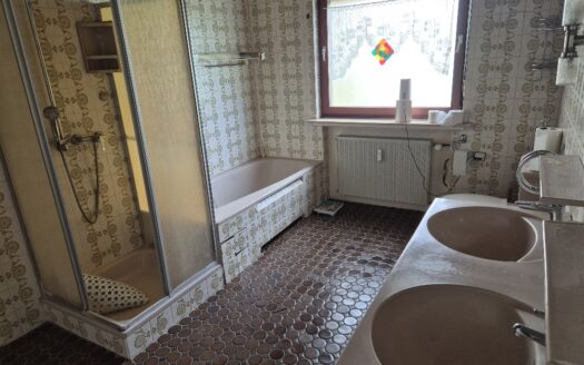 Großzügiger Bungalow und ein historisches Fachwerkhaus mit ca. 1.880 m² Grundstück