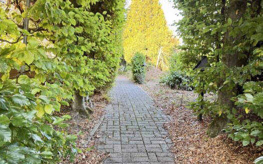 Großzügiger Bungalow mit geschütztem Garten. Viel Platz. Privatsphäre. Raum für persönliche Pläne