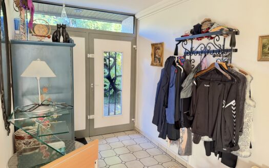 Großzügiger Bungalow mit geschütztem Garten. Viel Platz. Privatsphäre. Raum für persönliche Pläne