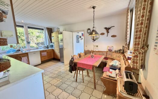 Großzügiger Bungalow mit geschütztem Garten. Viel Platz. Privatsphäre. Raum für persönliche Pläne
