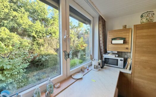 Großzügiger Bungalow mit geschütztem Garten. Viel Platz. Privatsphäre. Raum für persönliche Pläne