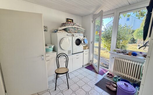 Großzügiger Bungalow mit geschütztem Garten. Viel Platz. Privatsphäre. Raum für persönliche Pläne
