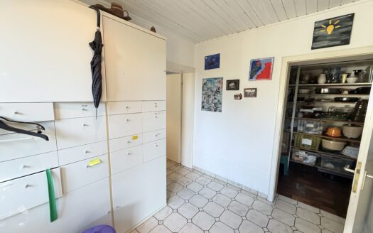 Großzügiger Bungalow mit geschütztem Garten. Viel Platz. Privatsphäre. Raum für persönliche Pläne