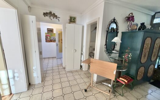 Großzügiger Bungalow mit geschütztem Garten. Viel Platz. Privatsphäre. Raum für persönliche Pläne