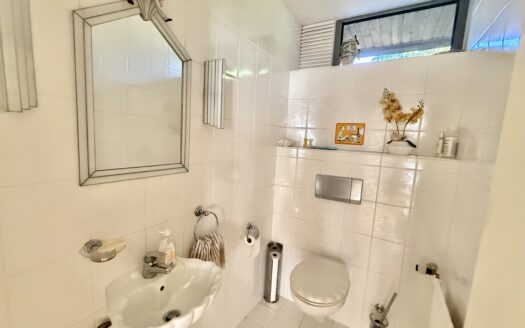 Großzügiger Bungalow mit geschütztem Garten. Viel Platz. Privatsphäre. Raum für persönliche Pläne