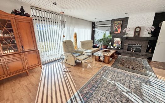 Großzügiger Bungalow mit geschütztem Garten. Viel Platz. Privatsphäre. Raum für persönliche Pläne