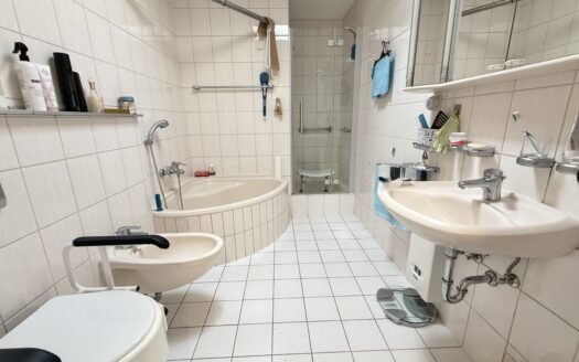 Großzügiger Bungalow mit geschütztem Garten. Viel Platz. Privatsphäre. Raum für persönliche Pläne