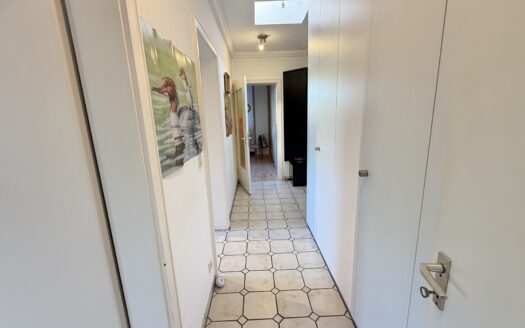 Großzügiger Bungalow mit geschütztem Garten. Viel Platz. Privatsphäre. Raum für persönliche Pläne