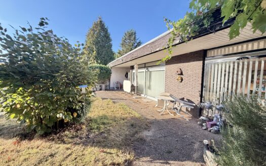 Großzügiger Bungalow mit geschütztem Garten. Viel Platz. Privatsphäre. Raum für persönliche Pläne